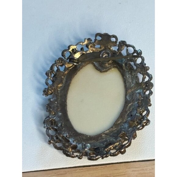 Vintage Cameo Brooch Pin With Detailed Woman Portrait In Ornate Metal Frame - Picture 4 of 9